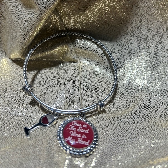 NWOT- Bracelet with Red Wine Charm, 2nd charm Toes in the sand. Wine in my hands - Picture 2 of 4